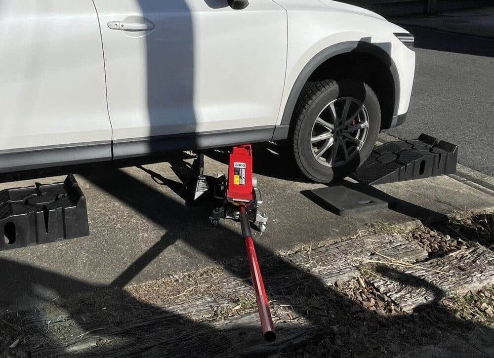 フロアジャッキで車をあげる
