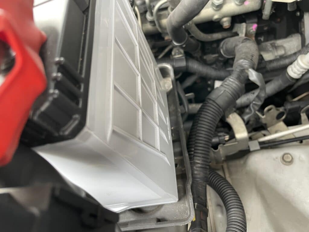 VARTA（バルタ）バッテリーの設置風景、隙間がないことを確認