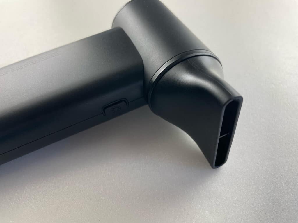 平型アタッチメントを装着するKaedear（カエディア）ブロワー