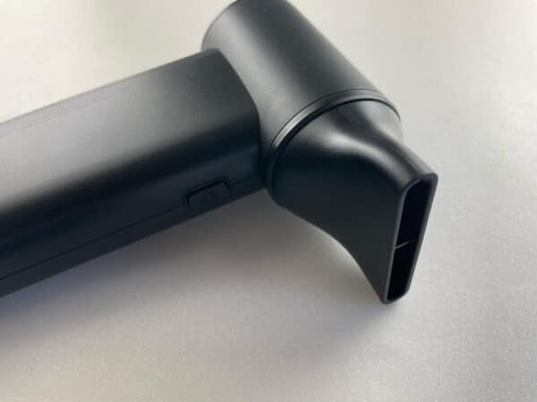 平型アタッチメントを装着するKaedear（カエディア）ブロワー